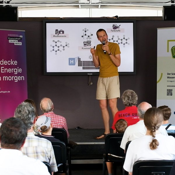 Arne Nisters vor Publikum an Bord der MS Wissenschaft.