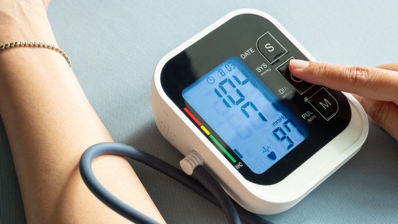 Ein digitales Blutdruckmessgerät zeigt Werte an.