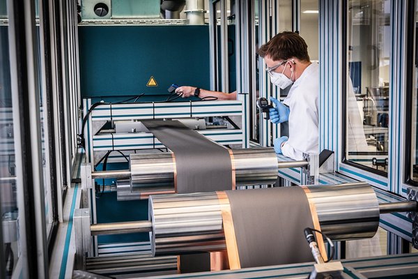 Forschende arbeiten an einer Anlage der Fraunhofer FFB.