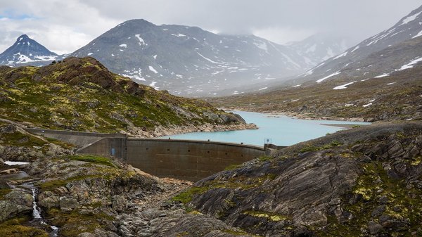 Staudamm, rings herum Berum und Berge