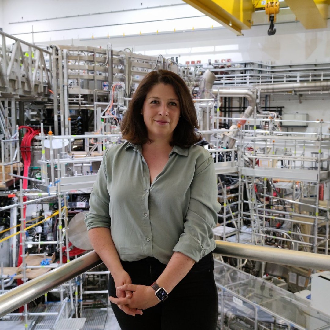 Prof. Josefine Proll steht vor einem Geländer in einem Maschinenraum