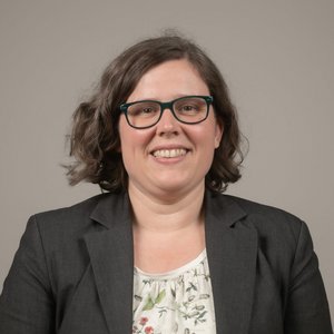 Porträtfoto von Professor Julia Kowal.