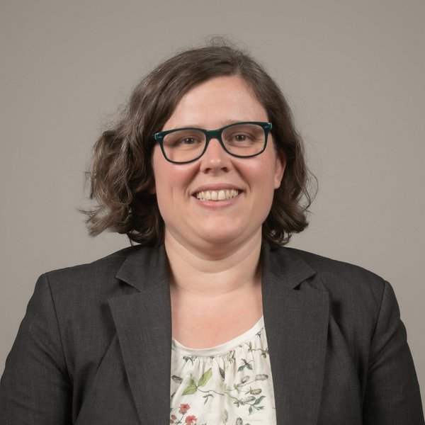 Porträtfoto von Professor Julia Kowal.