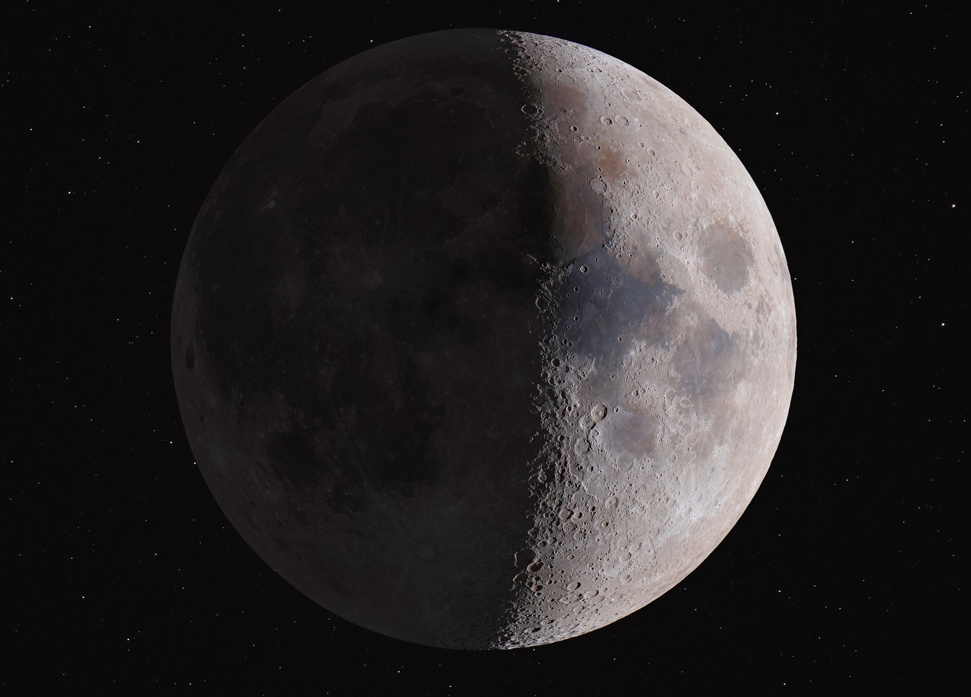 Nur eine Seite des Mondes ist hell beleuchtet, auf ihr sind Mondkrater zu sehen. Die andere Seite ist dunkel.