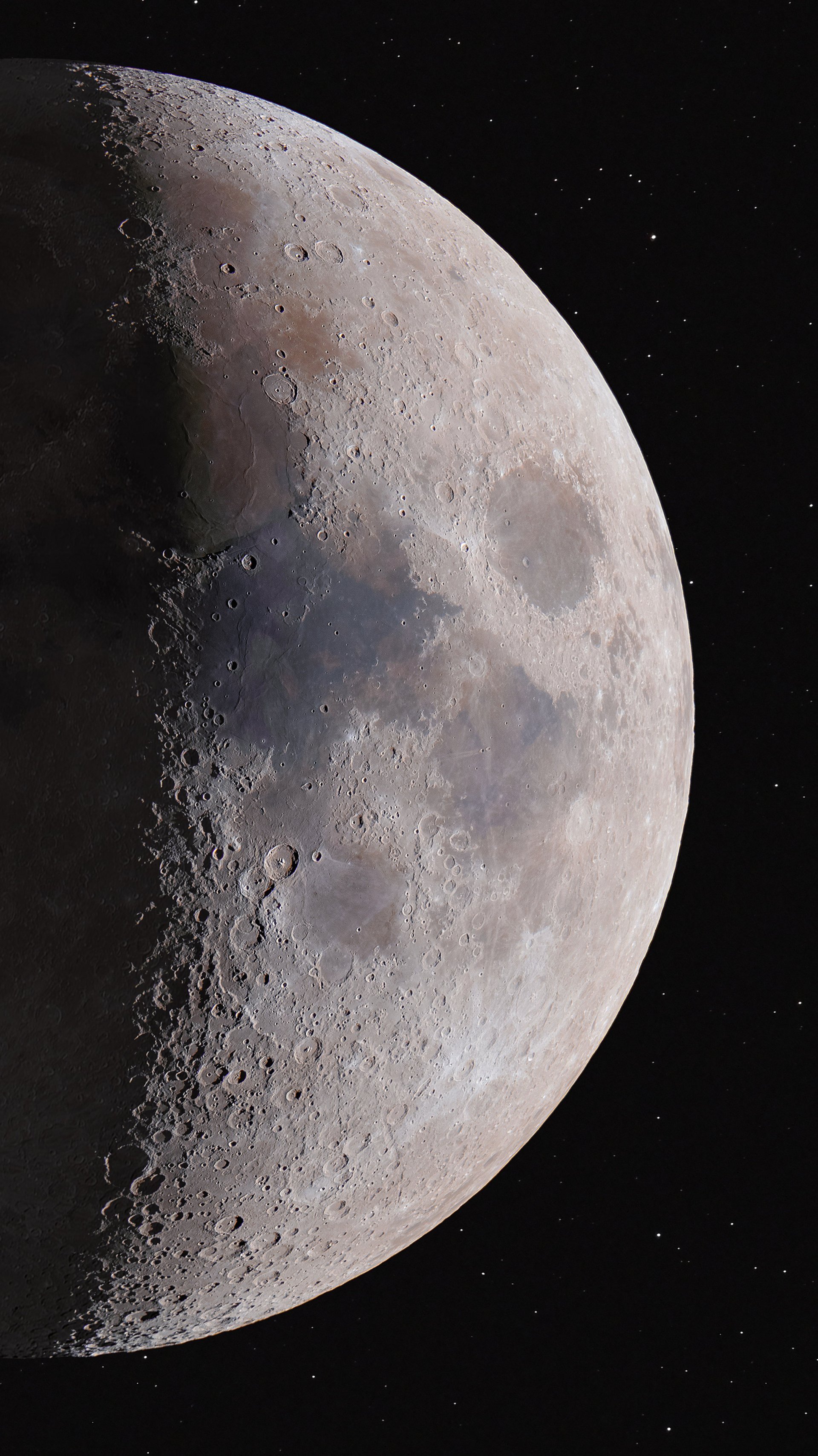 Nur eine Seite des Mondes ist hell beleuchtet, auf ihr sind Mondkrater zu sehen. Die andere Seite ist dunkel.