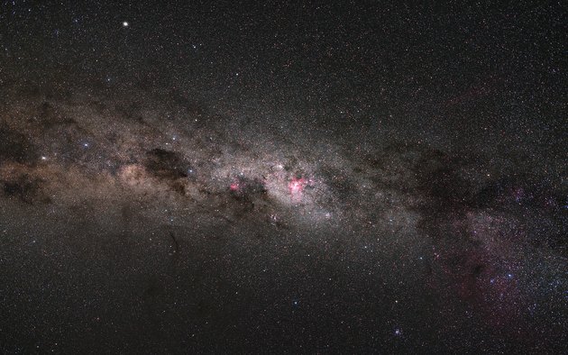 Dieses Bild zeigt die Sterne und das beleuchtete Gas und den Staub eines der Spiralarme der Milchstraße, unserer Galaxie. In der Bildmitte befindet sich der Eta-Carinae-Nebel im südlichen Sternbild Carina.