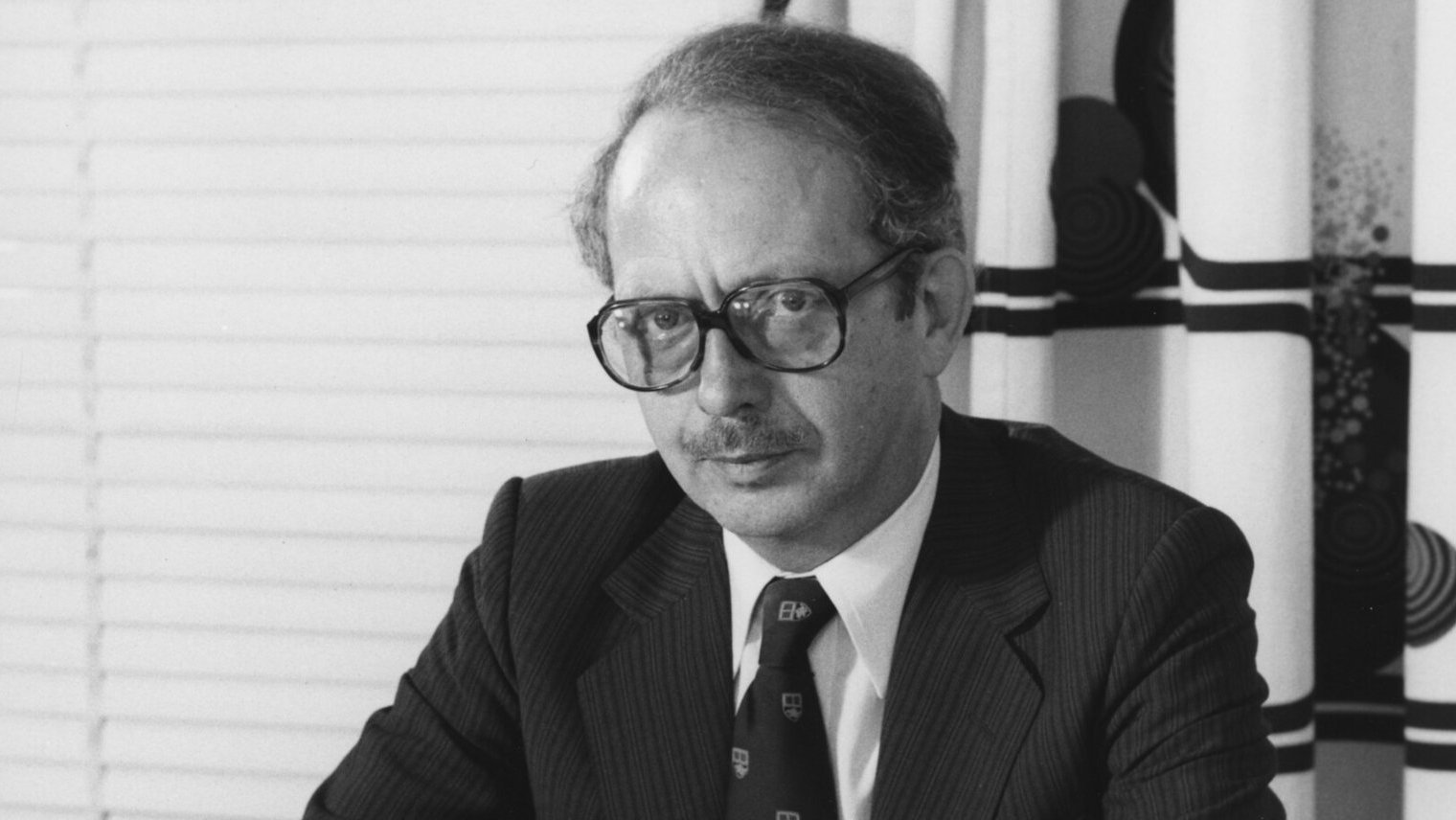 Foto von Ralf Dahrendorf am Schreibtisch im Jahr 1980.