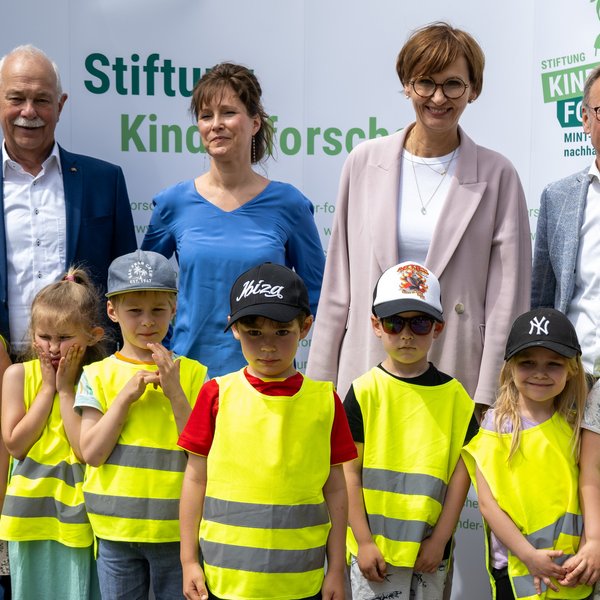 Bundesministerin Stark-Watzinger mit Kindern