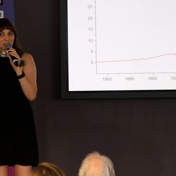 Christine Heume vor einer Leinwand an Bord der MS Wissenschaft.