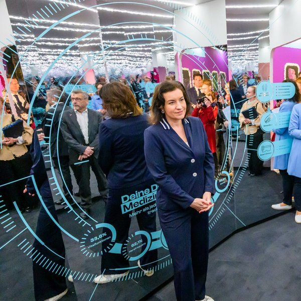 Bundesministerin für Forschung, Technologie und Raumfahrt Dorothee Bär vor einer Spiegelwand.