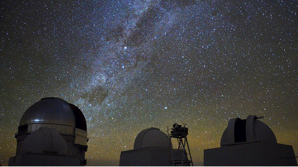 Nachthimmel über den Teleskopen des Dark Energy Survey in Chile