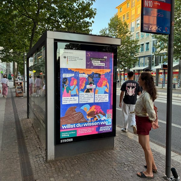 Eine Frau betrachtet ein Comic zur Gehirngesundheit auf einer digitalen Anzeigetafel.