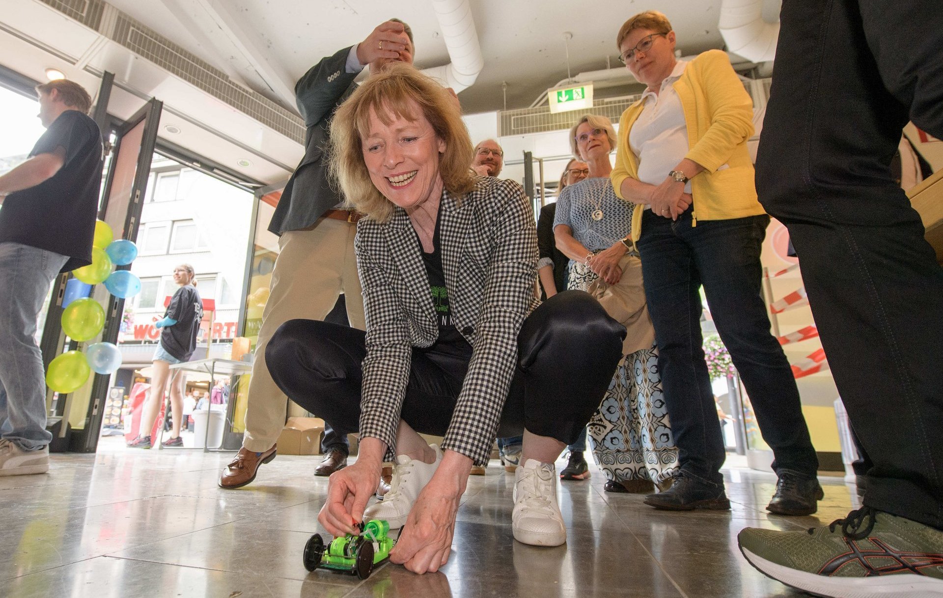 Karin Welge, Oberbürgermeisterin von Gelsenkirchen, spielt mit einem Wasserstoff-Modelauto.