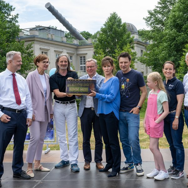 Mehrere Personen stehend