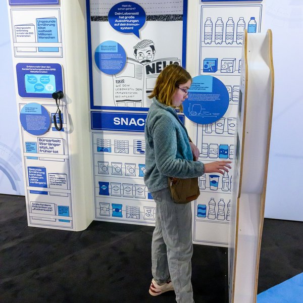 Exponat auf der MS Wissenschaft: Zeitungsstand mit Informationen zu Lebensstil und Gesundheit.