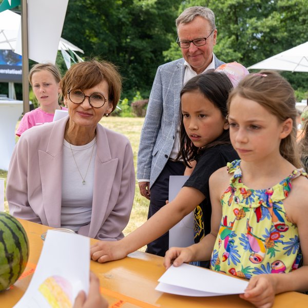 Bundesministerin Stark-Watzinger mit Kindern