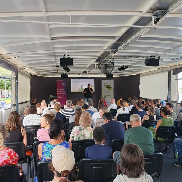 Ein Forscher stellt dem Publikum an Bord der MS Wissenschaft seine Forschungsergebnisse vor.