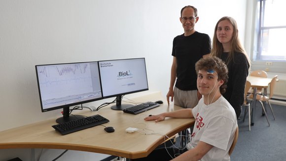 Prof. Dr. Klaus Eickel, Natalie Sturm und Sören Zarth (von hinten nach vorn) testen die Sensoren.