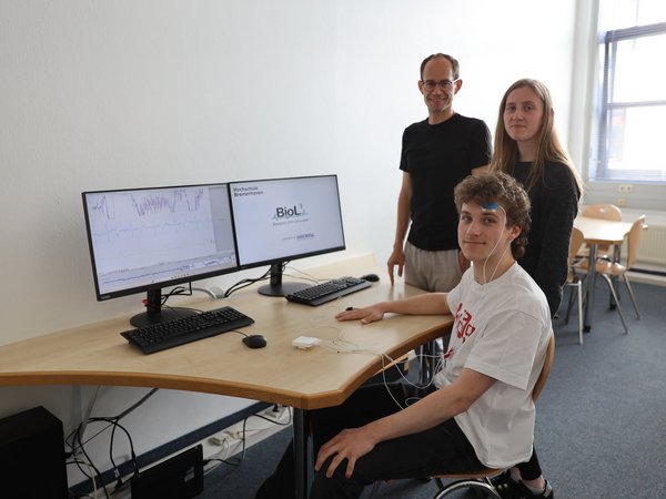 Prof. Dr. Klaus Eickel, Natalie Sturm und Sören Zarth (von hinten nach vorn) testen die Sensoren.