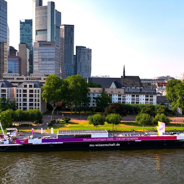 Die MS Wissenschaft vor der Skyline von Frankfurt am Main.